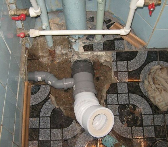 канализационные трубы в квартире, стояки водоснабжения, монтаж канализационных труб, канализация в ванной, замена стояка канализации в квартире
