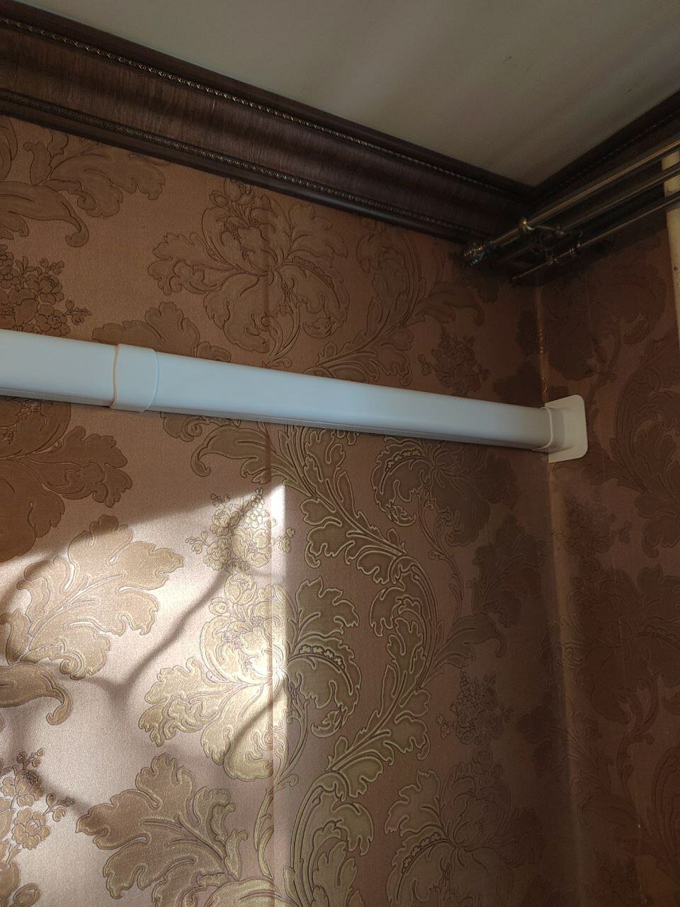 карнизы для штор, карниз, рулонные шторы, рулонные шторы кассета lvt с направляющими, декор горизонтальной трубы отопления