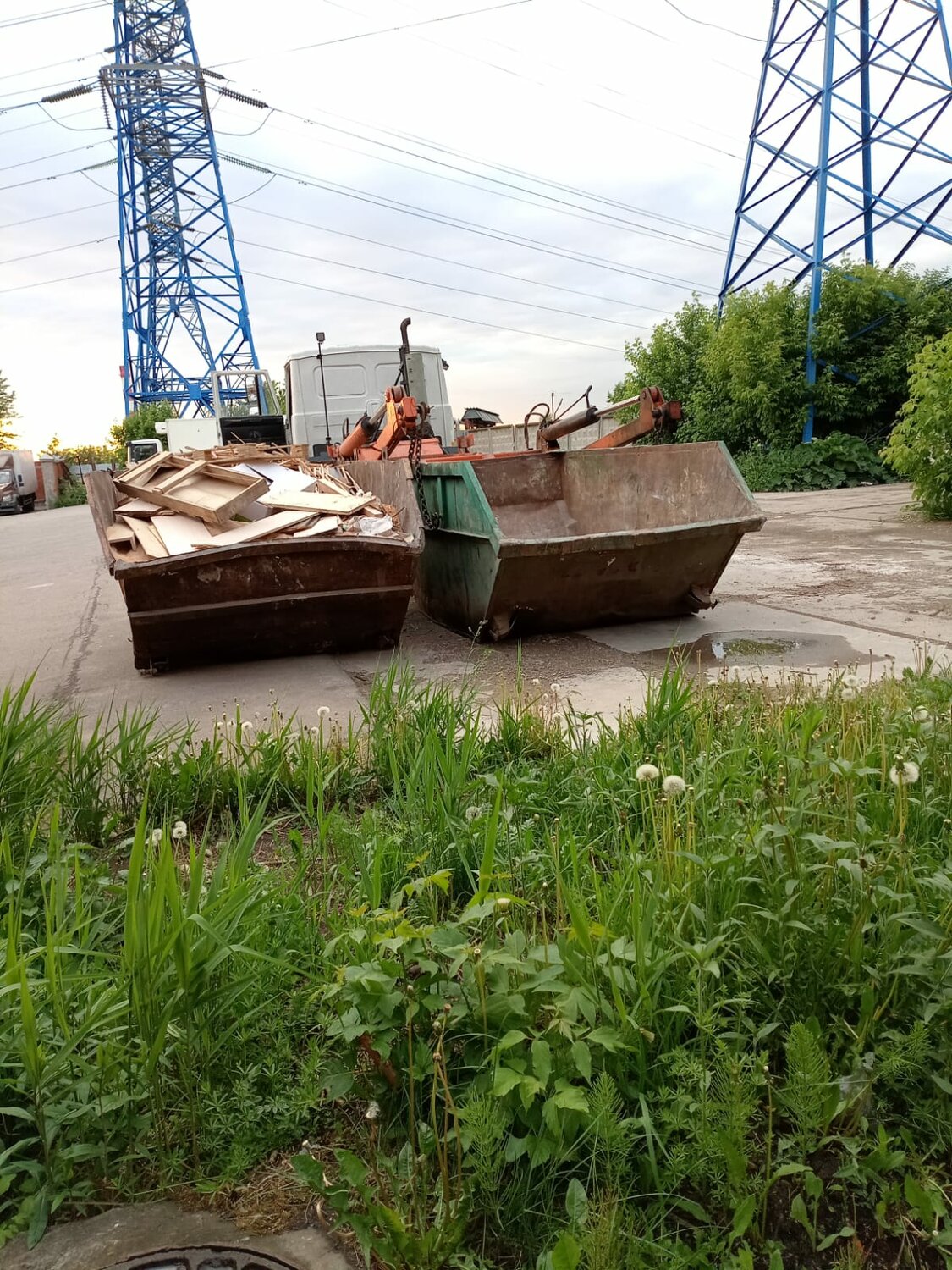 мусор, мусорный контейнер, отходы, погрузка мусорного контейнера, мусорный бак
