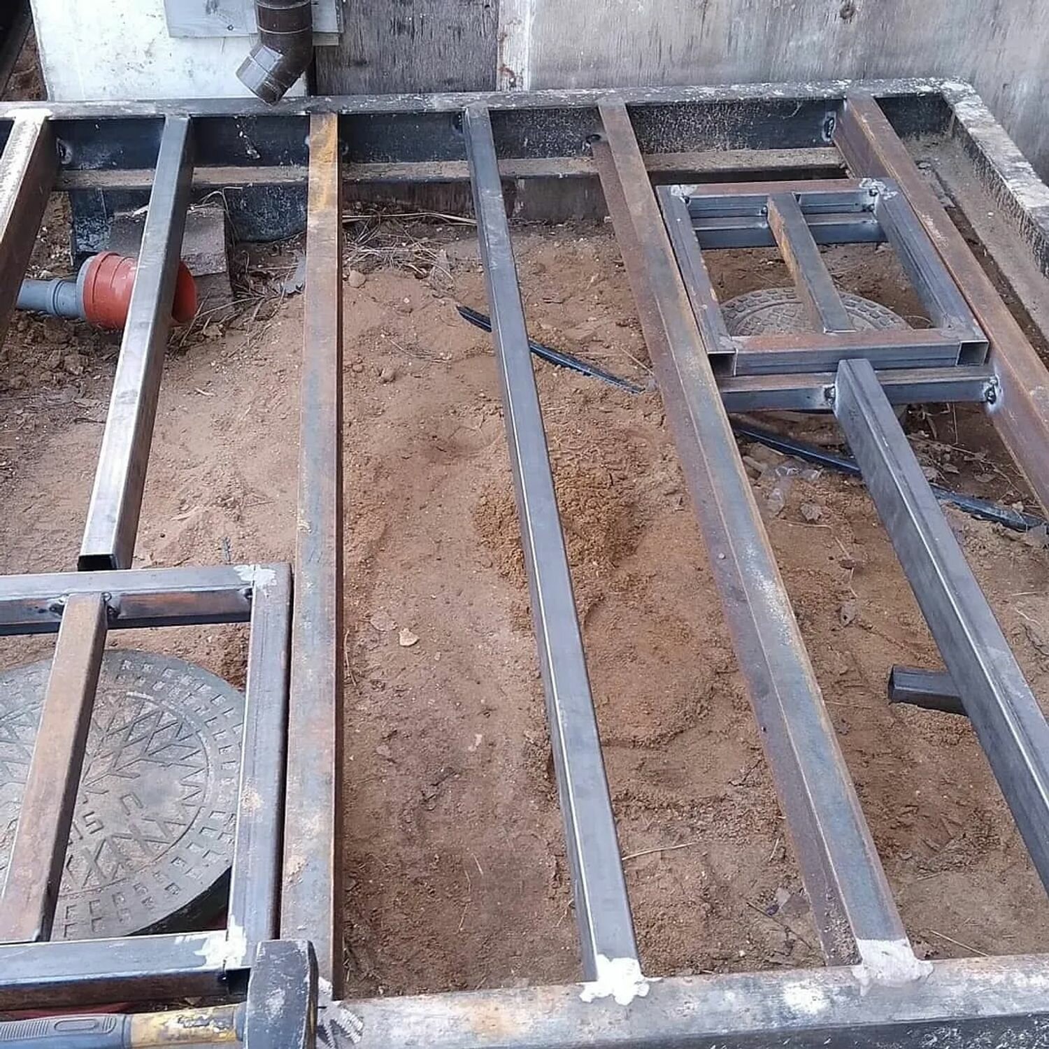 газель 2705 пол кузова, сварить ворота из профильных труб, сварной каркас для гаражных ворот, сварка швеллер тавр 90 градусов, металлический каркас из уголка 63х63х5