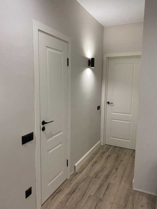 дверь скинни 12, светлые межкомнатные двери в интерьере, белая дверь в интерьере, светлые межкомнатные двери, белые двери межкомнатные