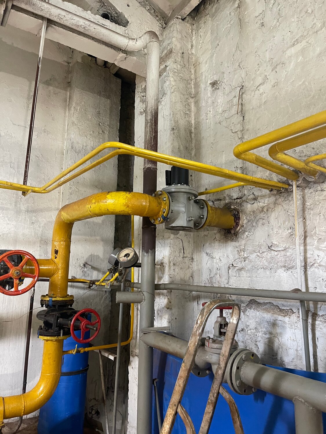 узел редуцирования газа старая котельная, трубопроводы котельной, газопровод в котельной, газовая котельная, монтаж котельной