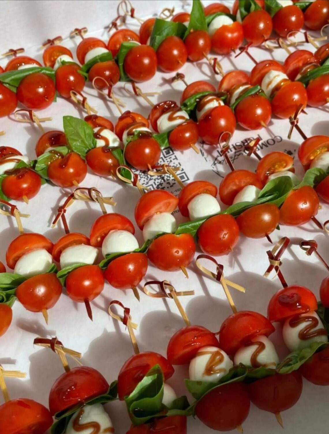 канапе с черри и моцарелла, канапе капрезе, канапе помидоры черри моцарелла, канапе с моцареллой и черри на шпажках, канапе с моцареллой
