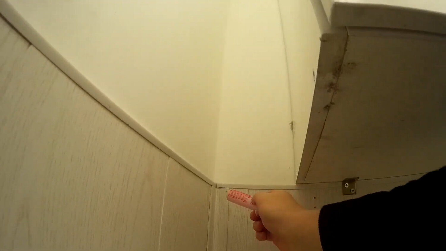 плинтус для ванной комнаты, монтаж потолочного плинтуса, плинтус для ванны, стык ванны и стены, потолочный плинтус