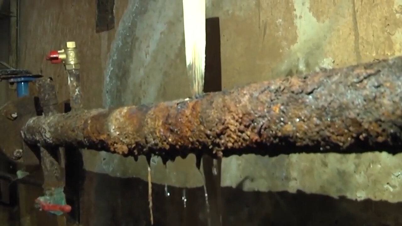 трубы водоснабжения в подвале, трубы в подвале, водопроводные трубы, коррозия труб, свищ в трубе