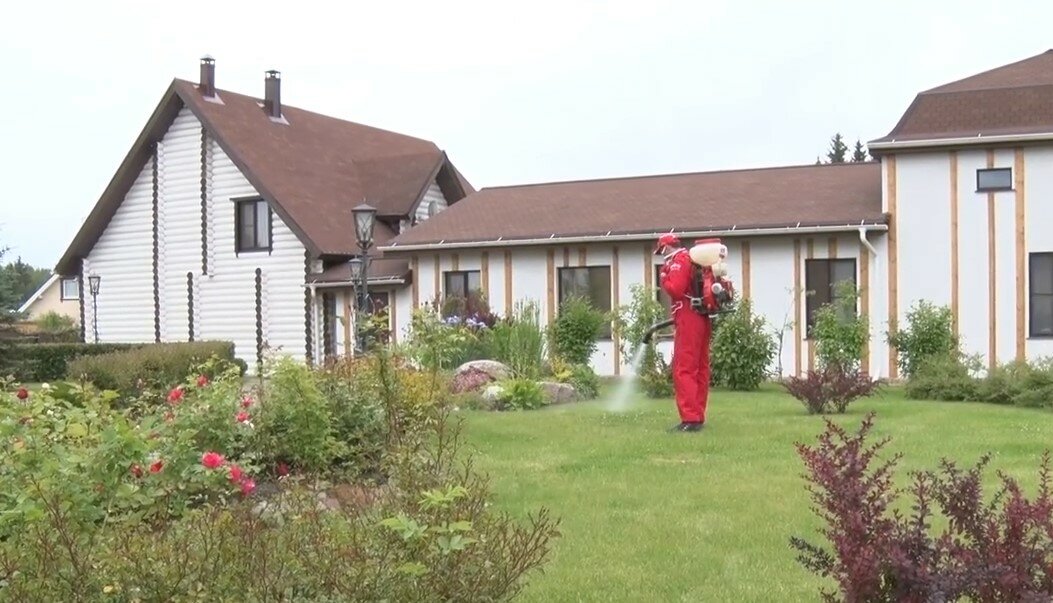 обработка участка от клещей, объявление обработка от клещей и комаров участка помпой, дезинсекция клещей на участке, дератизация от кротов, обработка участков от клещей