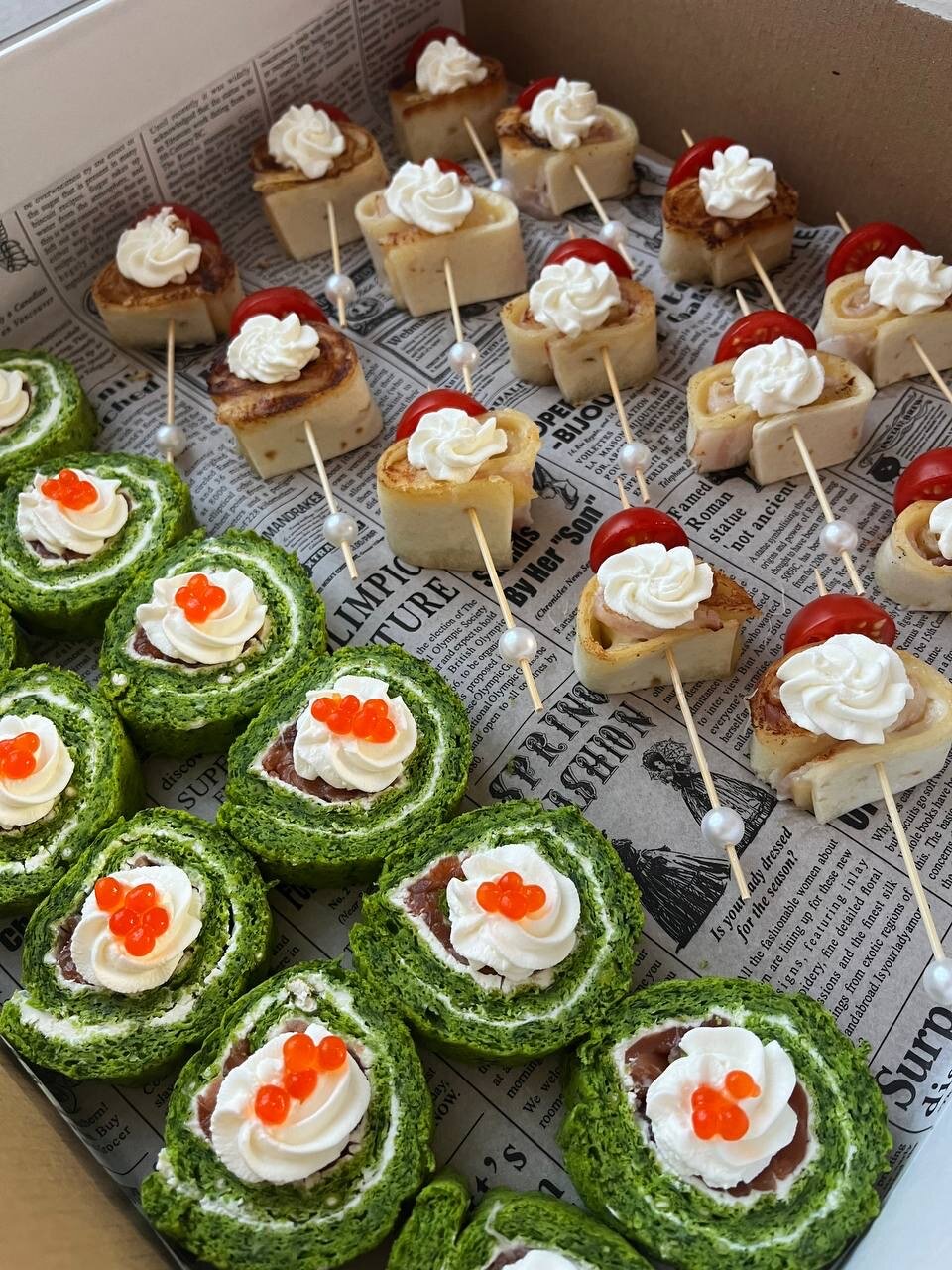 шпинатный рулет с красной рыбой, закусочный шпинатный рулет, рулет из шпината, рулет из шпината с семгой, рулет из шпината с семгой и творожным сыром