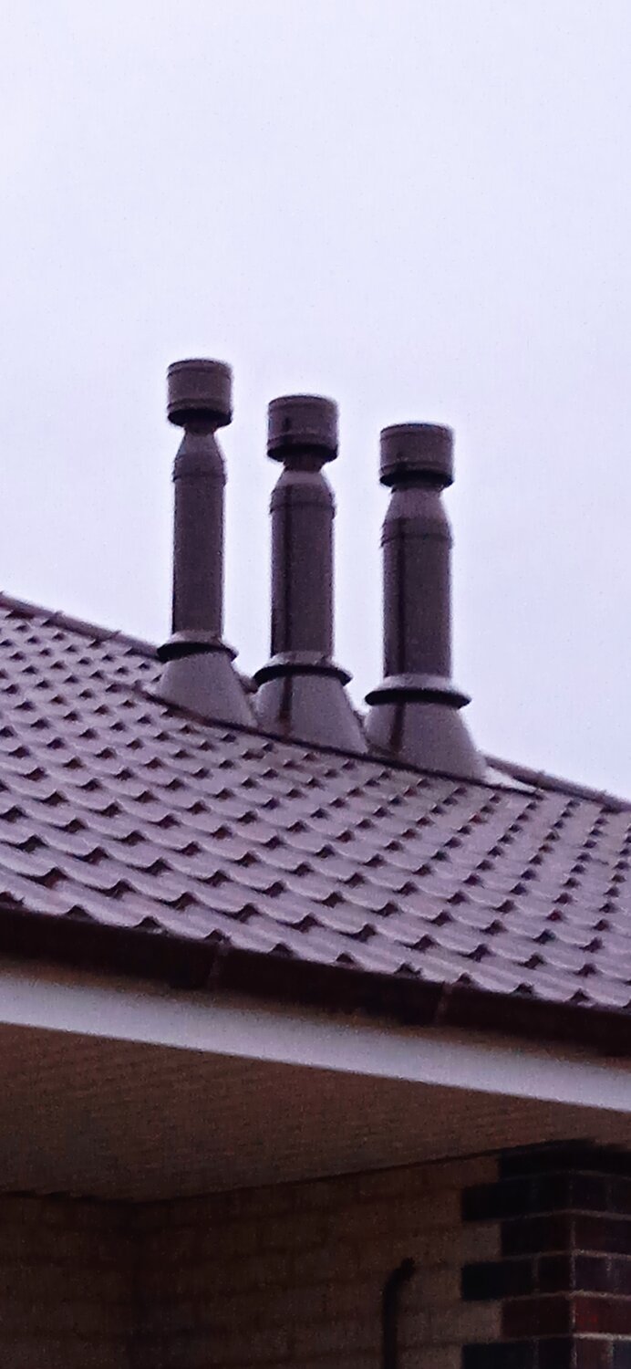 дымоход сэндвич черный шидель, дымоход шидель перметер на кровле, вентиляционная труба на крышу, монтаж дымохода шидель, вентиляция кровли из металлочерепицы