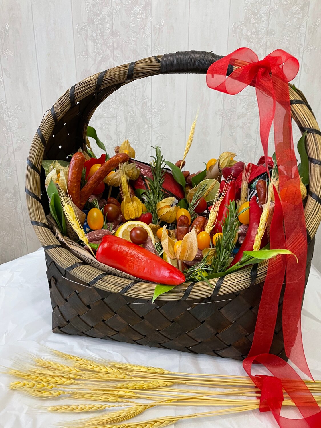 мясной букет в корзинке, колбасный букет, мужской букет в корзине, мужские букеты из продуктов в корзинке, колбасный букет для мужчин