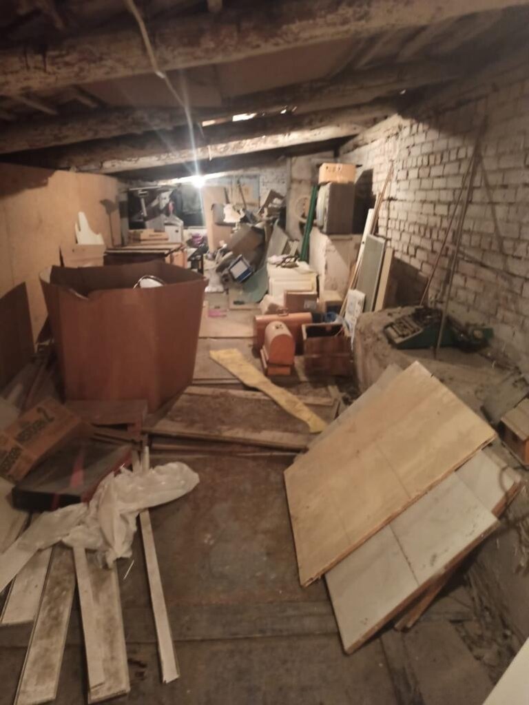 кирпичный гараж, пустой гараж, в гараже, мастерская в подвале гаража, гараж в гск