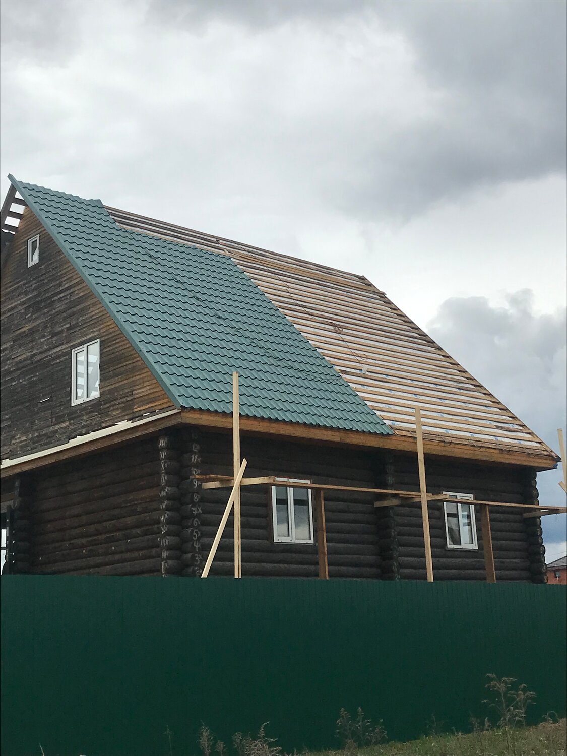 зеленая металлочерепица, металлочерепица крыша, ломаная крыша металлочерепица, металлочерепица, металлочерепица на доме