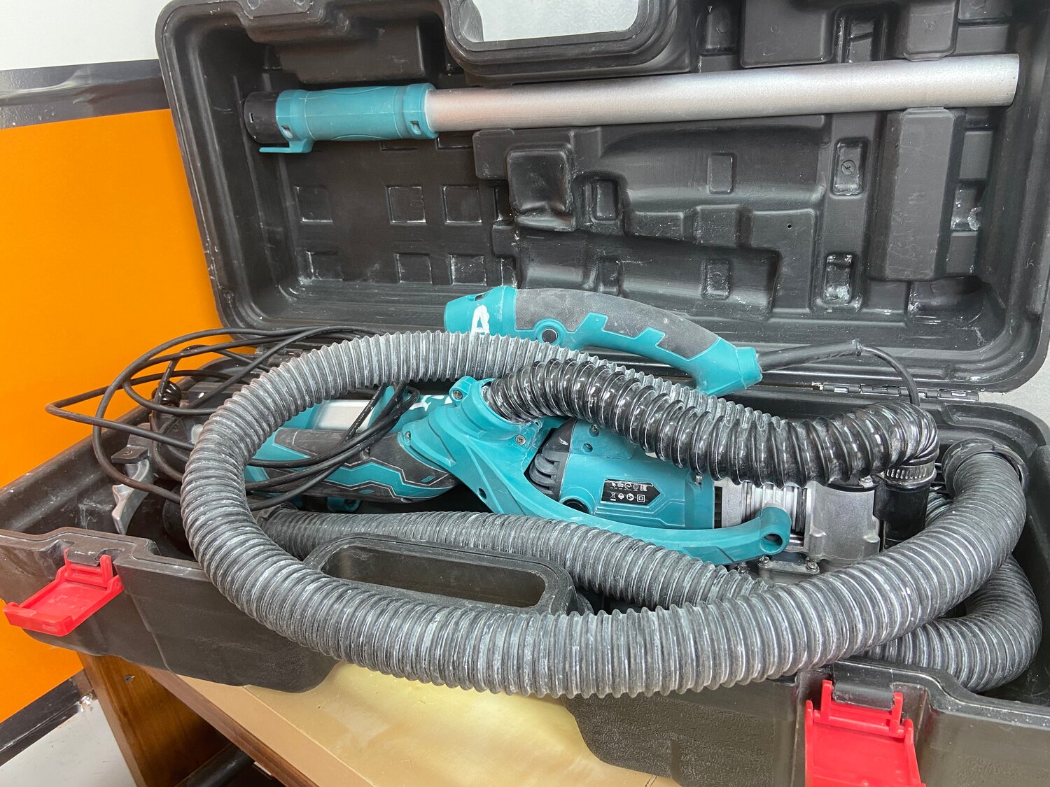 перфоратор makita hr2432, строительный пылесос, промышленный пылесос makita, профессиональный пылесос, пылесос makita vc2012l