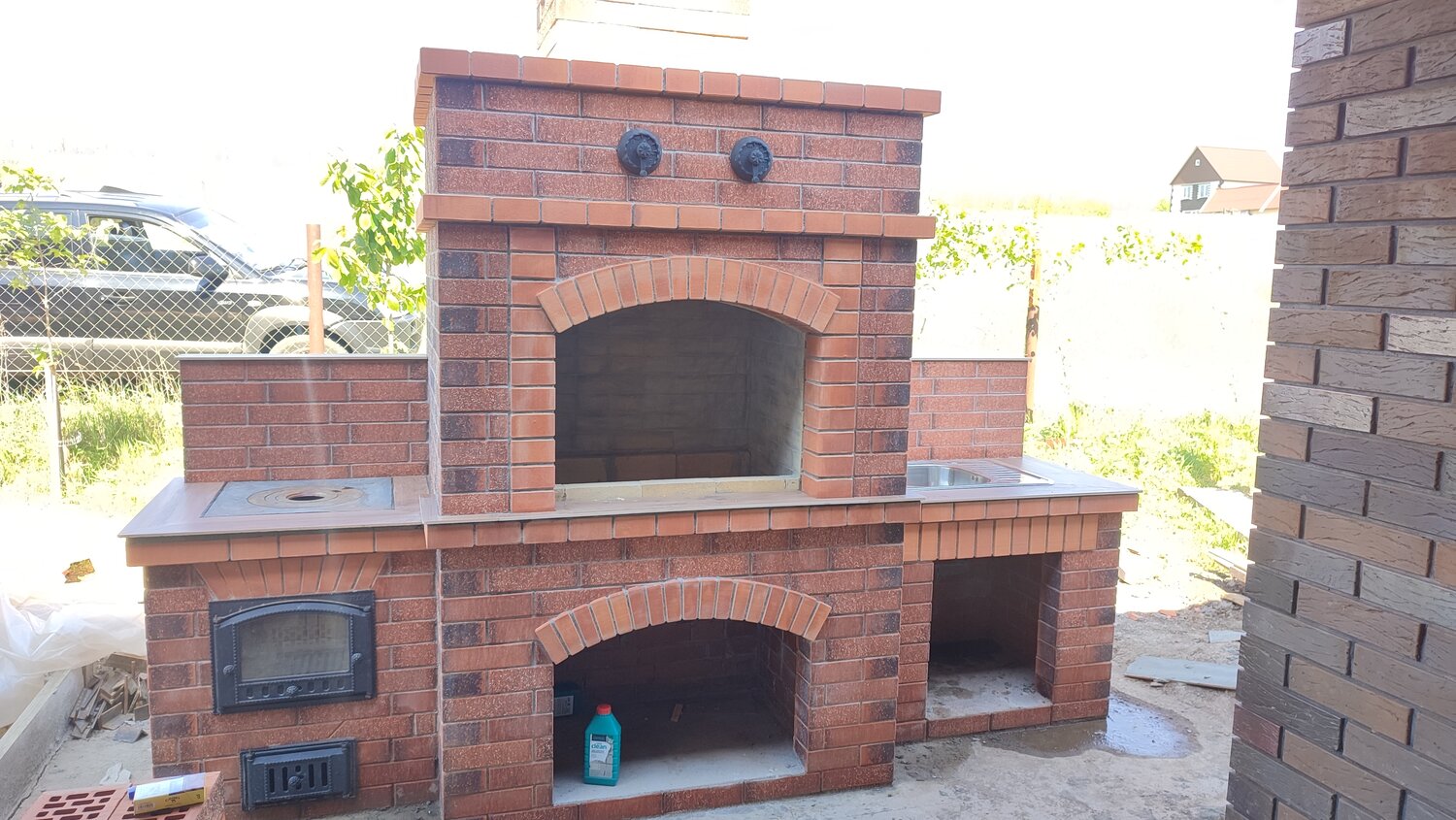 печь барбекю из кирпича, печь барбекю, печи камины барбекю, садовая печь барбекю, печь с мангалом