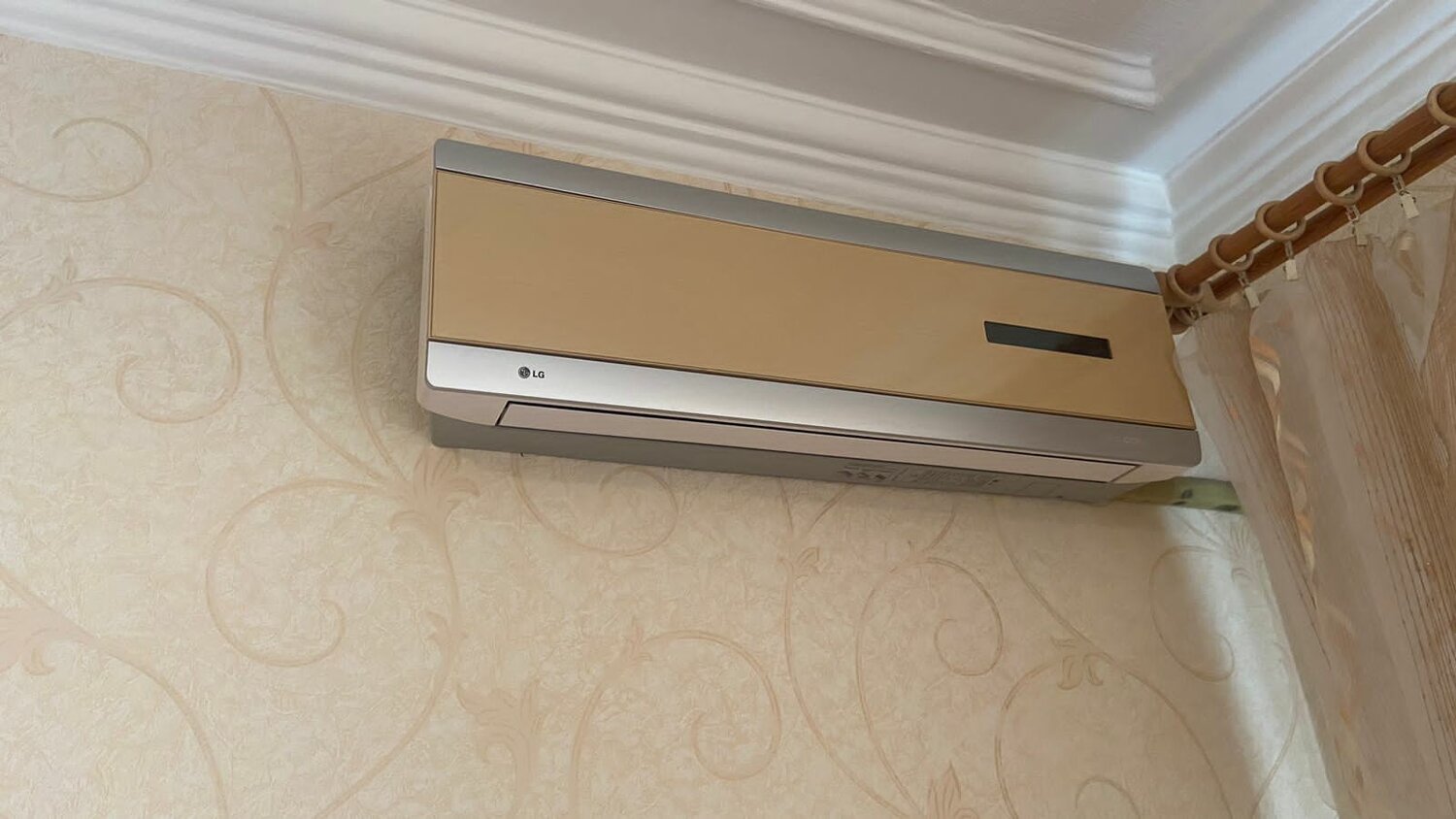 зифлер кондиционер, установленный кондиционер, кондиционер midea ultimate comfort 12, белый, кондиционер кентатсу, кондиционер