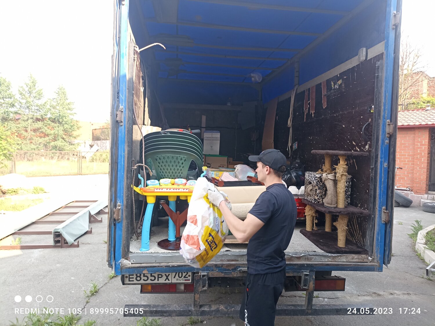 разгружают газель, грузчики, газель грузчики, разгрузка автомобиля, грузчики переезды