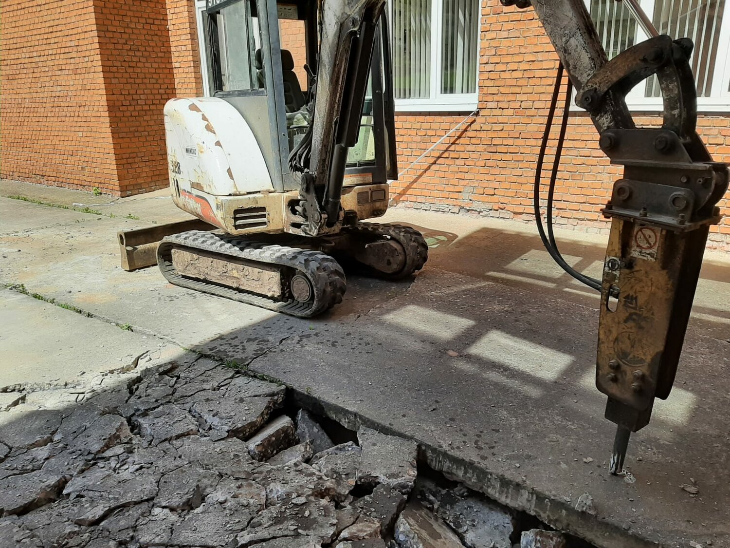 мини экскаватор бобкэт е16, мини экскаватор, аренда мини экскаватора, услуги мини экскаватора, техника