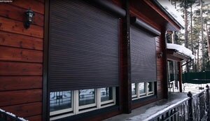 рольставни на окна doorhan, рольставни, рольставни на окна для дачи, дом с рольставнями на окнах, рольставни жалюзи защитные doorhan