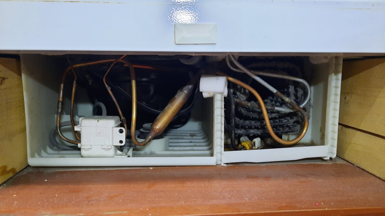 холодильник, двухкамерный холодильник, бытовая техника, холодильник индезит, холодильник днепр двухкамерный