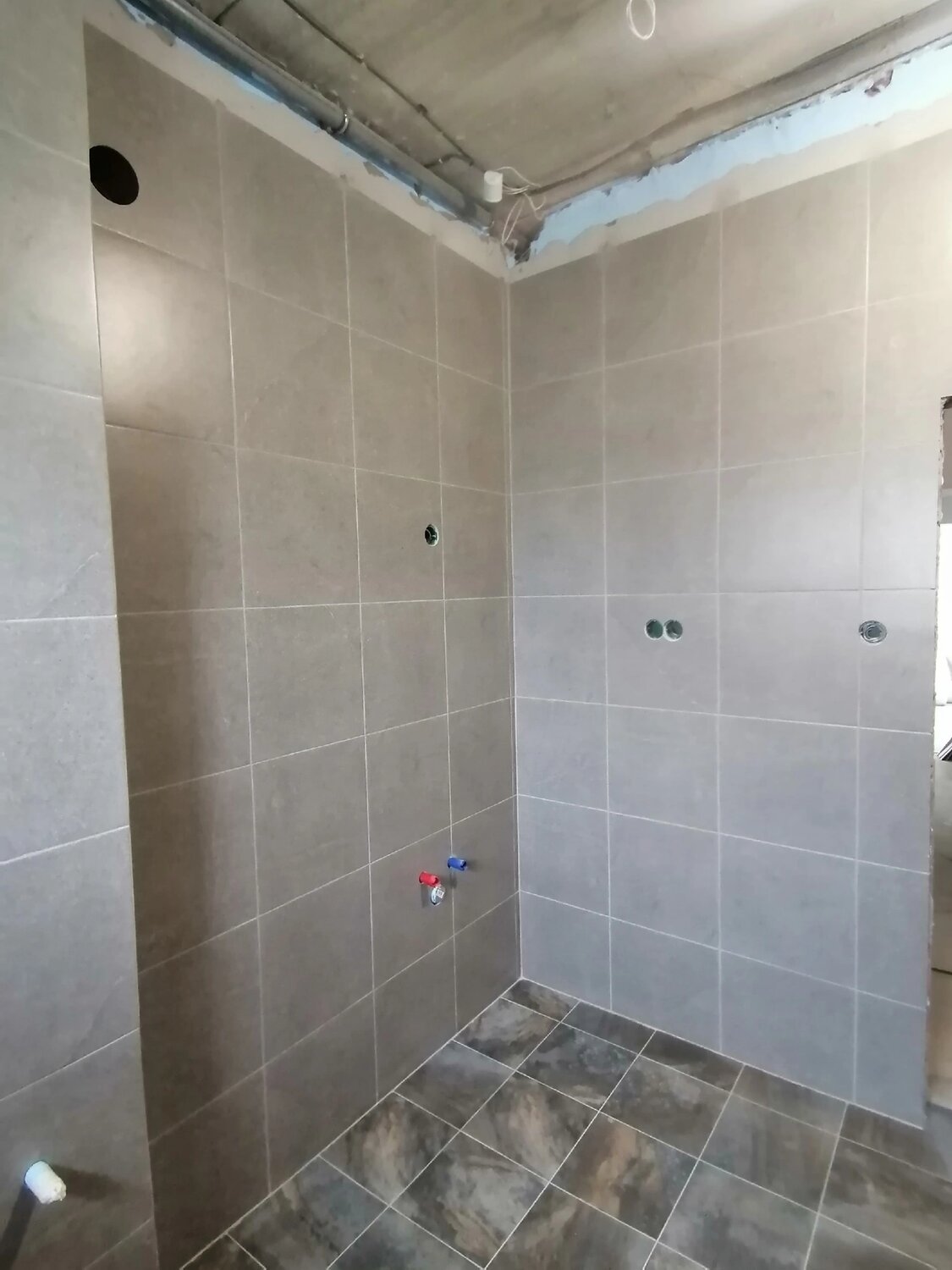 душевая комната, плитка, ванная комната, ремонт ванной, душевая с парапетом