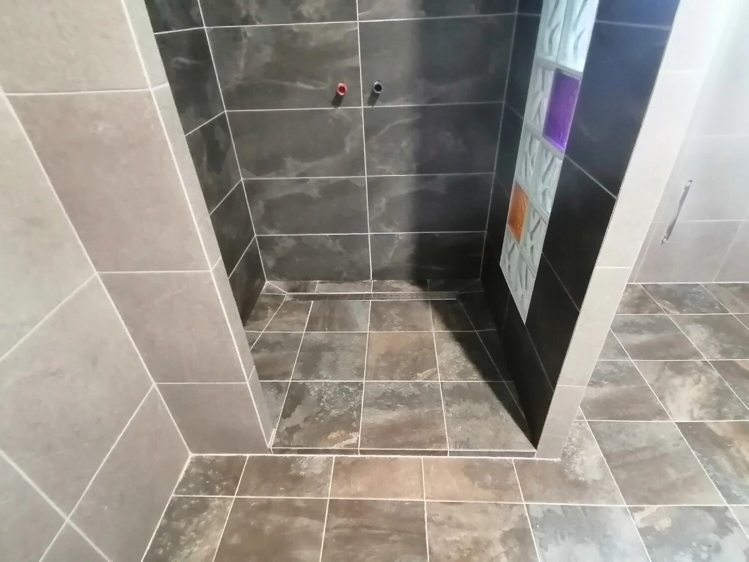 душевая из плитки, душевой поддон из плитки, душевая кабина выложенная плиткой, плитка в душевой, поддон в душевую из плитки