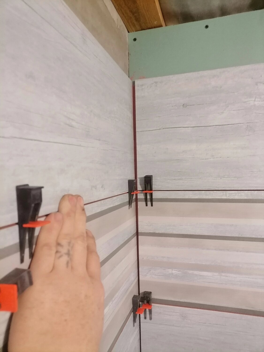 приспособления для укладки плитки на стене, система выравнивания плитки свп, монтаж плитки, системы выравнивания плитки, для укладки плитки