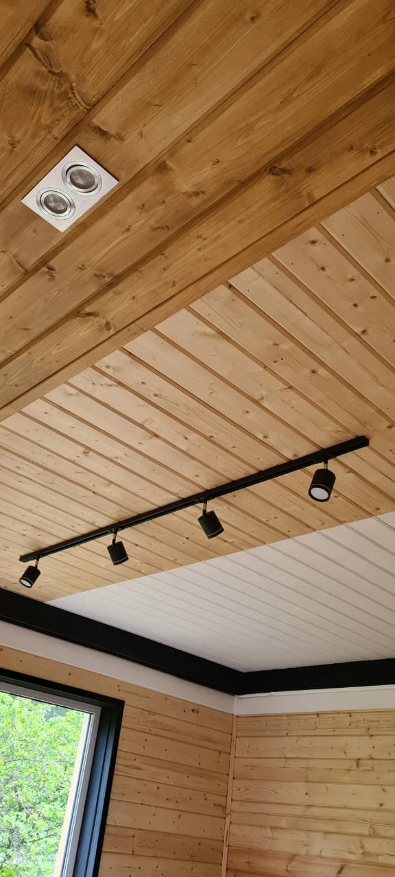 потолок вагонка, отделка потолка вагонкой, балки потолочные, потолок в деревянном доме, вагонка штиль монтаж на потолок