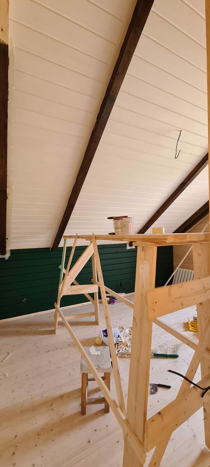 каркасный дом, мансарда дизайн, деревянный каркас, чердачная лестница, деревянные балки