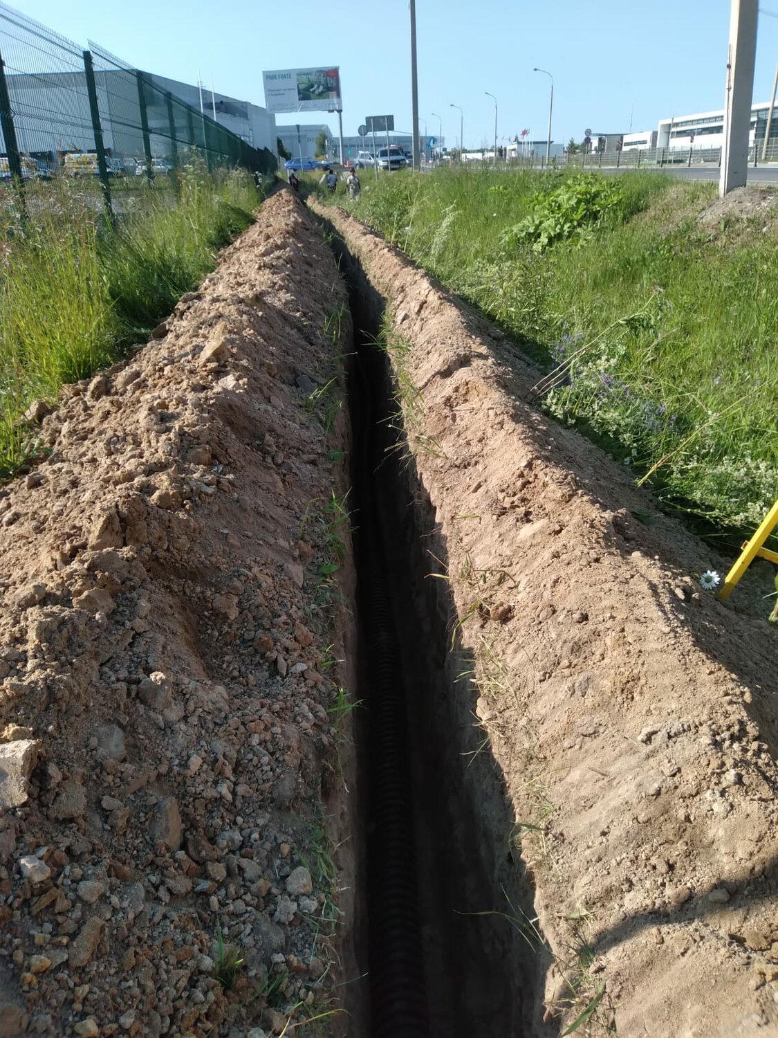 траншеи для трубопроводов, траншея под водопровод, дренажная система пульсайт, рытье траншеи вручную, прокладка водопровода