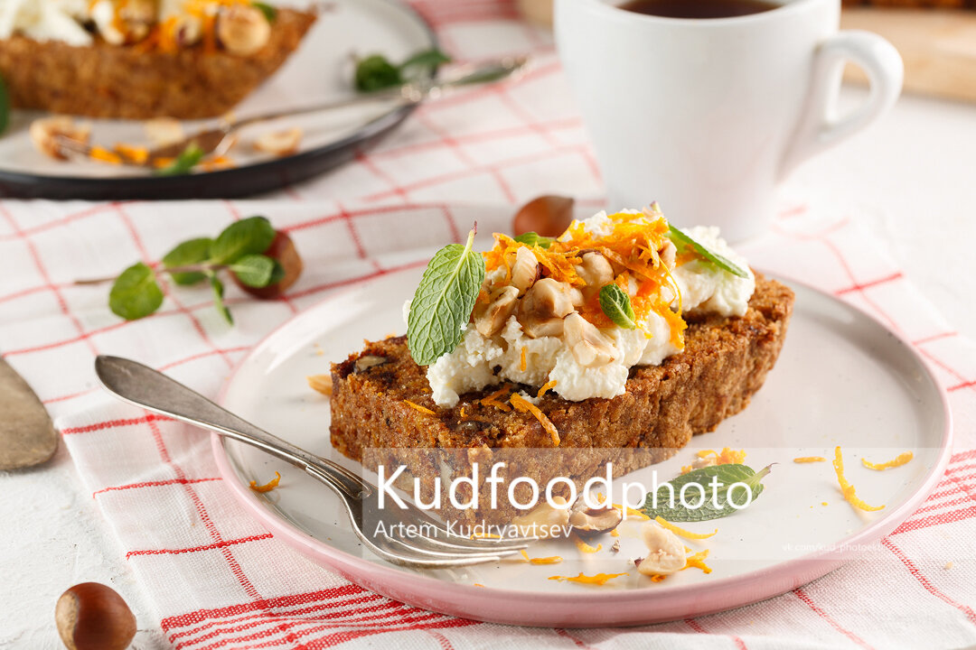 блюда, еда, творожная запеканка со сливками, кофе и сэндвич, кекс с орехами