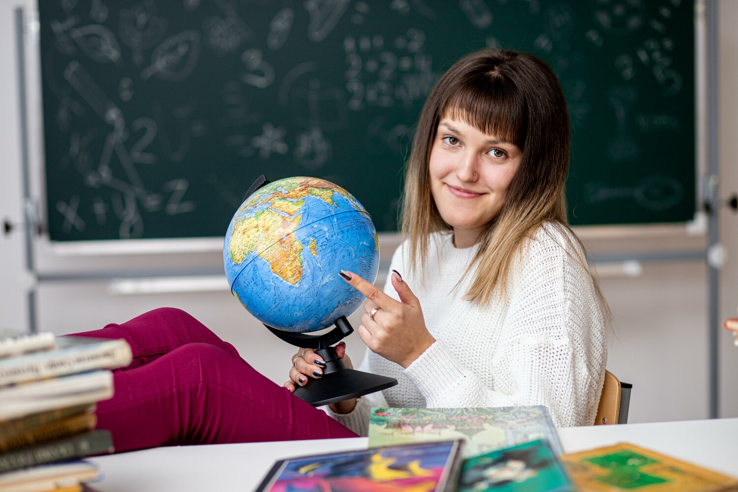 красивые учителя, учитель с глобусом, девушка, женщина, учитель