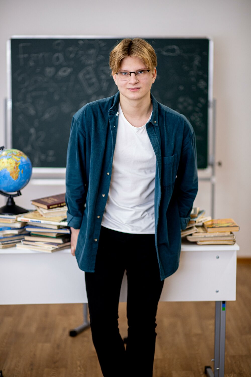 меловая доска, человек, фильм верующий мужчина, антон богданов курчатов, никита ефремов рост 180