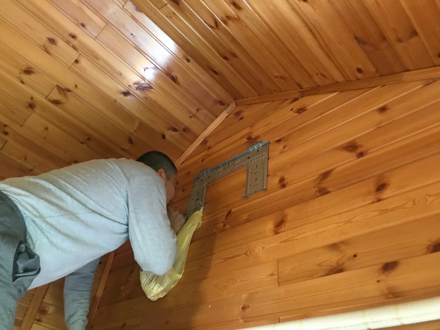 электромонтаж в деревянном доме, отделка вагонкой, монтаж проводки в деревянном доме, электропроводка в деревянном доме, обшивка вагонкой