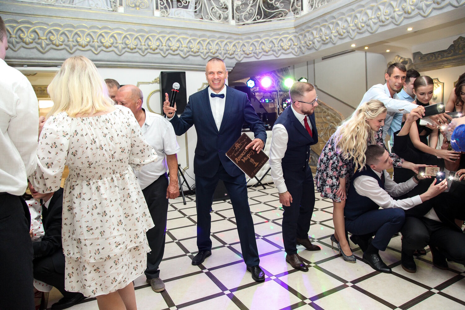 на свадьбе, ведущий на свадьбу, мужчина, тамада на свадьбу, человек