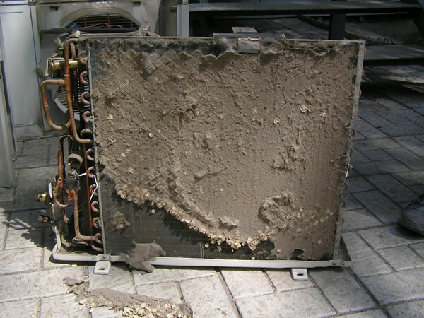 грязный кондиционер, грязный блок кондиционера, грязный наружный блок кондиционера, грязный радиатор, кондиционер