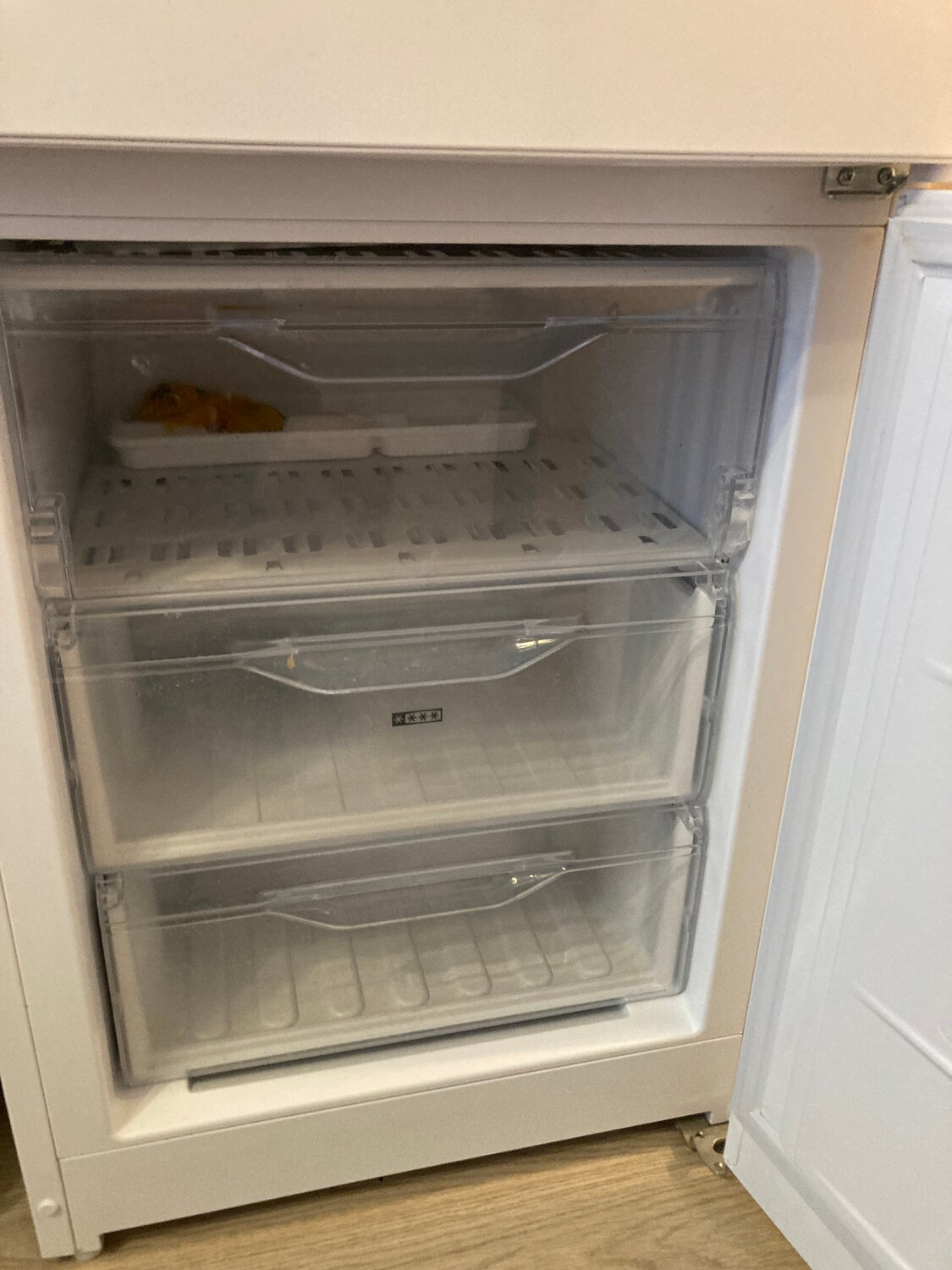 холодильник indesit, бытовая техника, двухкамерный холодильник, морозильная камера, холодильник