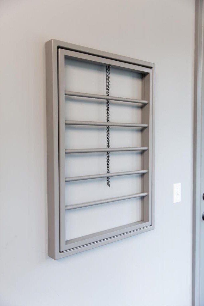 сушилка для белья настенная своими руками, настенная сушилка, полки, полки для лаков, окно с жалюзи