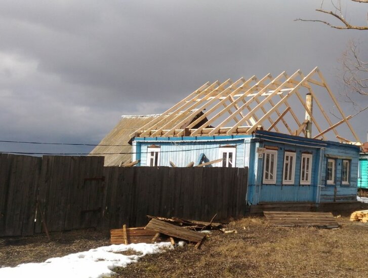 крыши деревенских домов, крыши старых деревянных домов, крыши дачных домов, крыша на дом, дом в селе