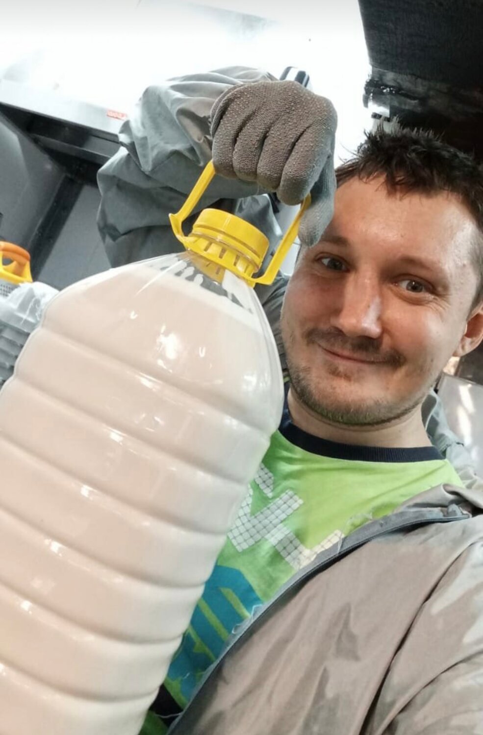 мужчина, продукты, домашнее молоко, мыло жидкое 5 л, кумыс