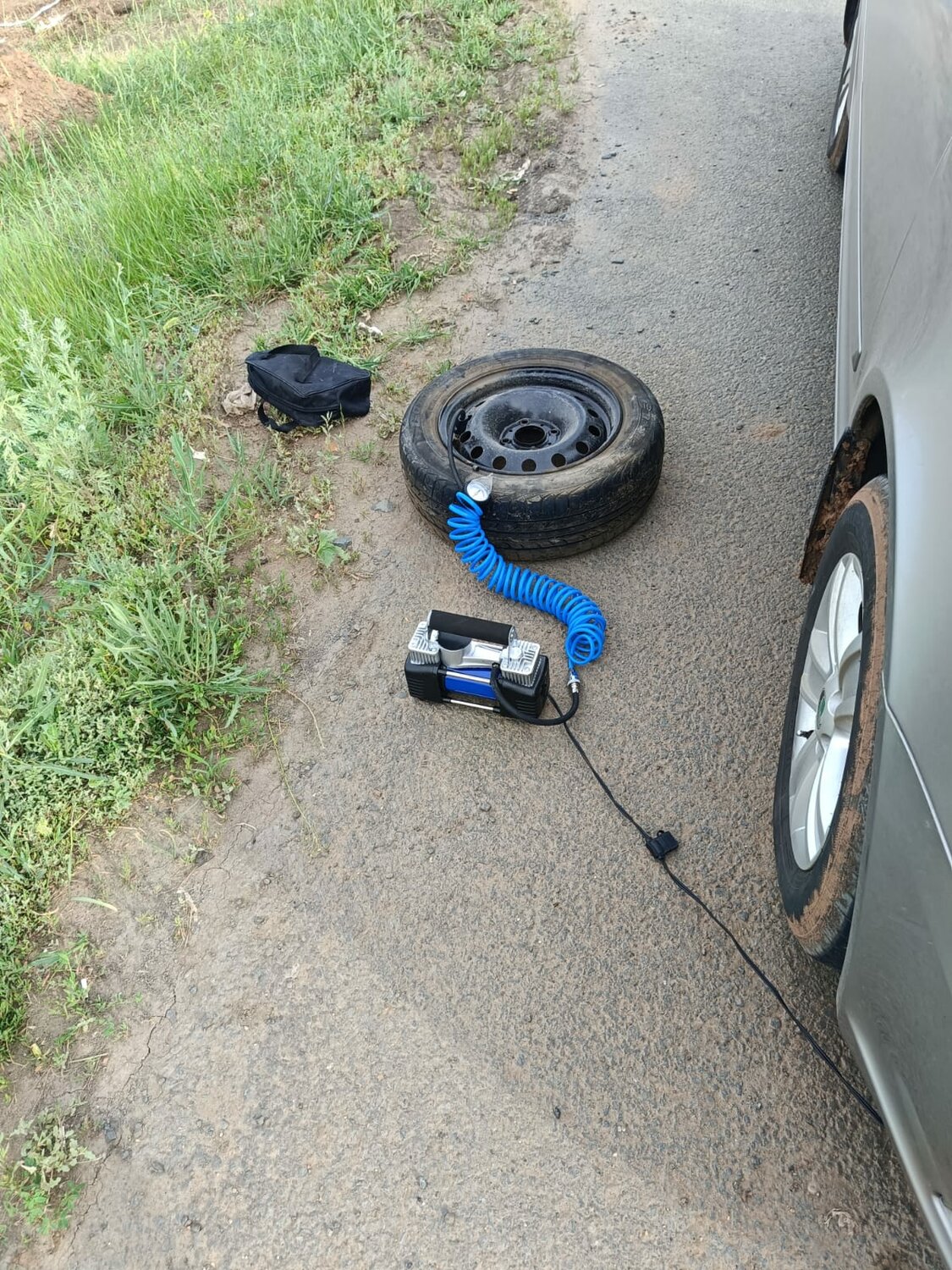 насос для шин форд, спущенное колесо, подкачка шин, пробила колесо на volvo, лада спущено колесо
