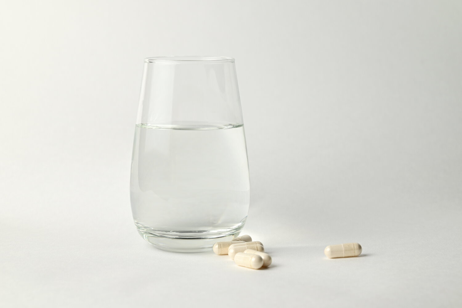 стакан жира, таблетки лекарства, таблетка с, стакан вода, стакан воды на столе
