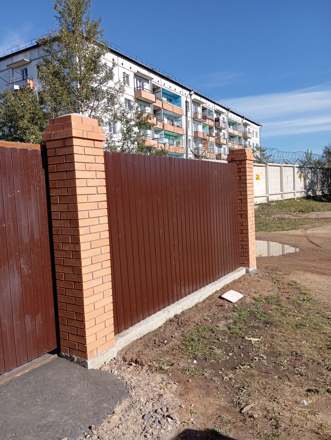 забор ворота, забор из профлиста с кирпичными столбами, кирпичные заборы, забор из профнастила с кирпичными столбами, забор из профнастила со столбами из кирпича