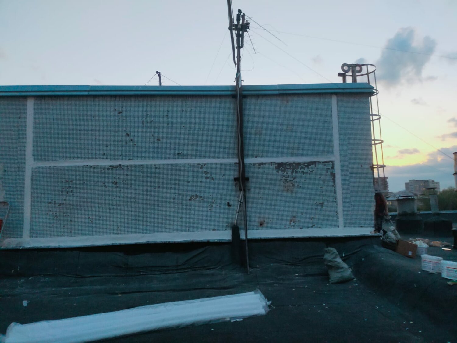 крыша многоквартирного дома, здание, выход на крышу, на крыше дома, парапет на крыше