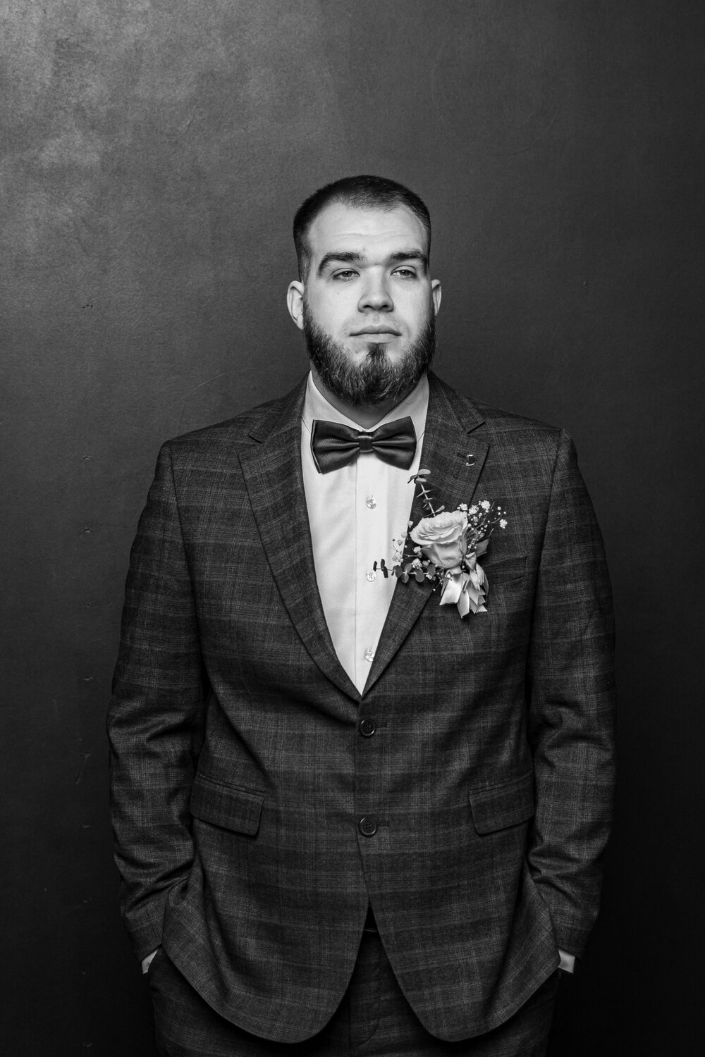 людей, костюм для жениха, свадебные фотографы, свадебный костюм для жениха бордовый, свадьба