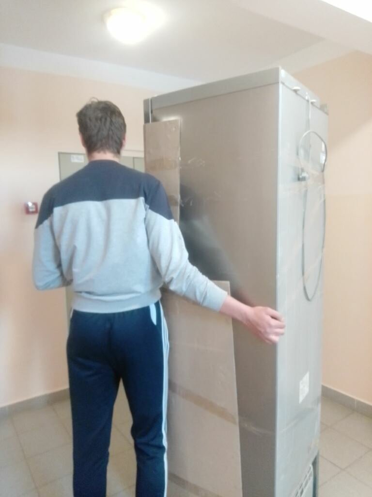 холодильник высокий, техника, грузчики с холодильником, холодильник, бытовая техника