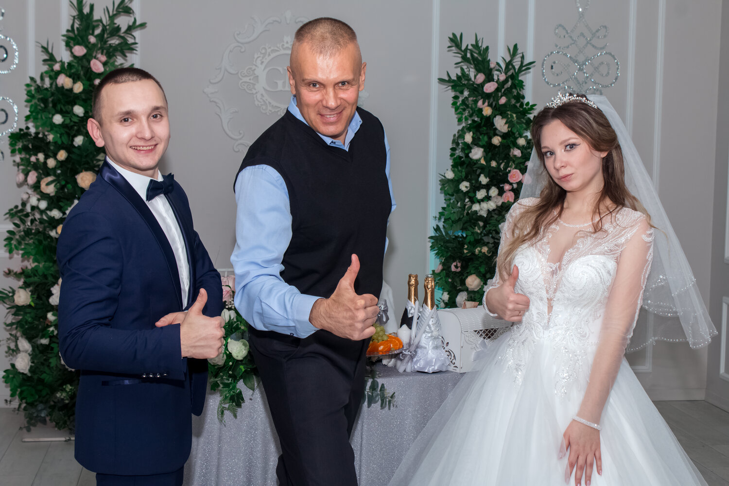 на свадьбе, ведущий на свадьбу, свадебный, человек, свадебный ведущий
