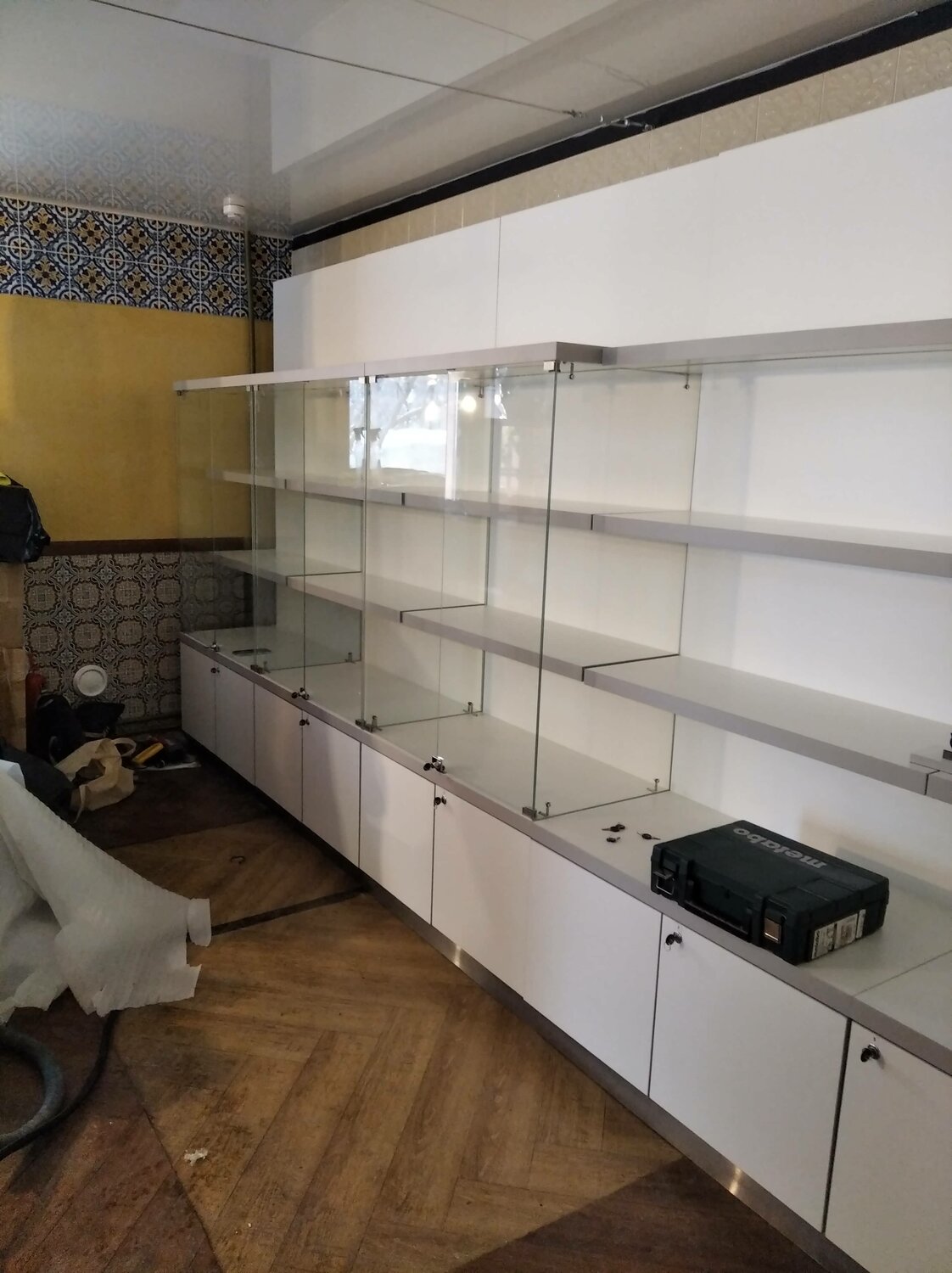 торговое оборудование, торговое оборудование витрины, стеллажи из дсп витрины, торговые стеллажи, прилавки для хозмага