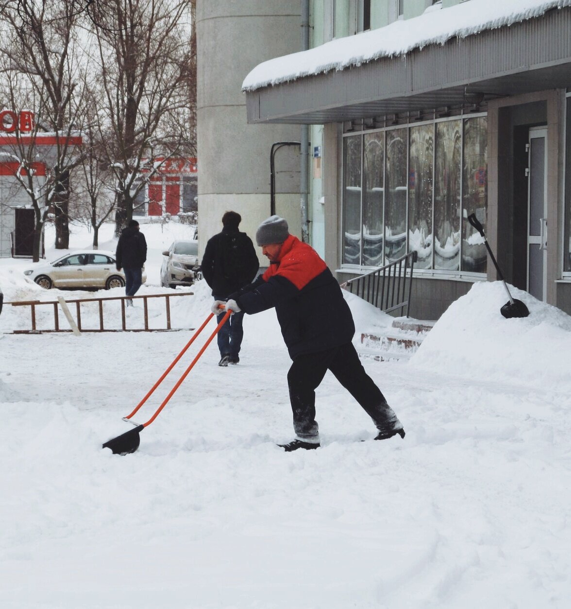 уборка снега, снега, снег во дворе, уборка снега день, уборка снега выборг