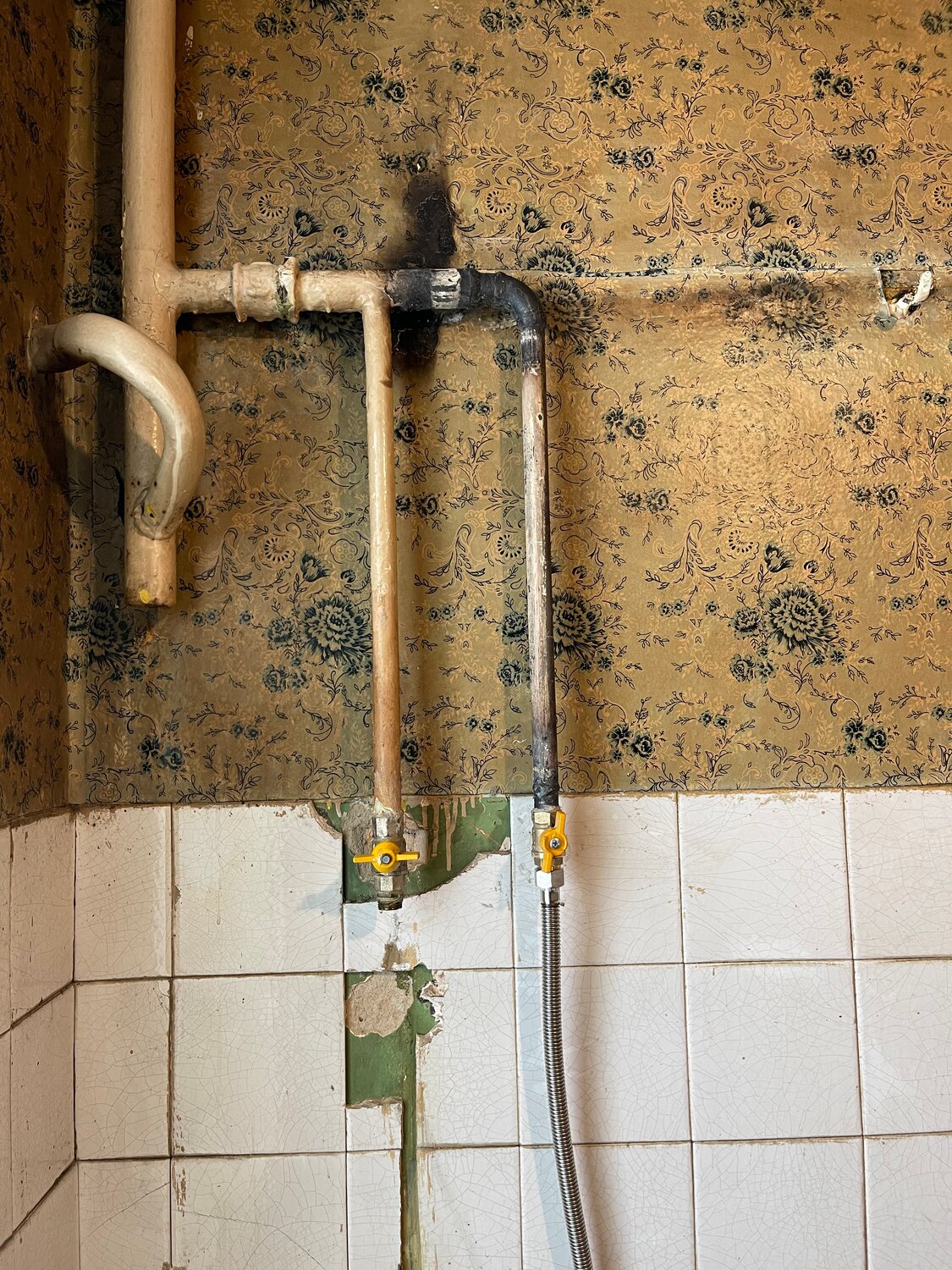 газовый счетчик на трубе, тройник на газовую трубу в квартире, газовая труба и газовщики, газовая труба, кран на газовую трубу