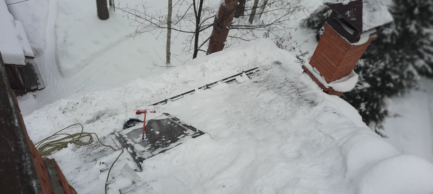 уборка снега с кровли, упавший снег с крыши, уборка снега с крыш, уборка снега с крыши веревкой, уборка снега