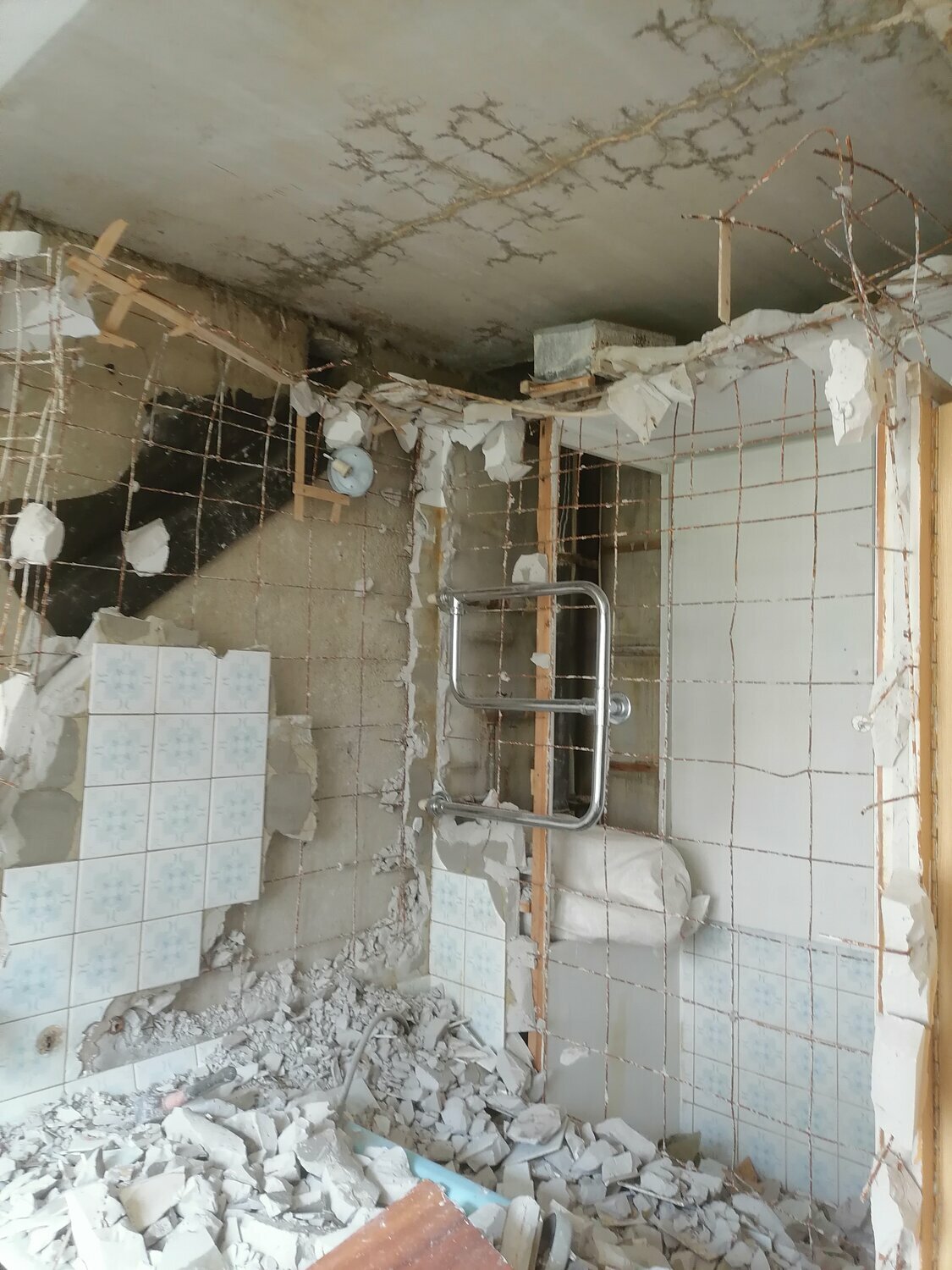демонтаж стены сантехкабины в панельном доме, сантехкабина, сантехкабина в панельном доме, демонтаж ацеитовой сантехкабины, демонтаж сантехкабины